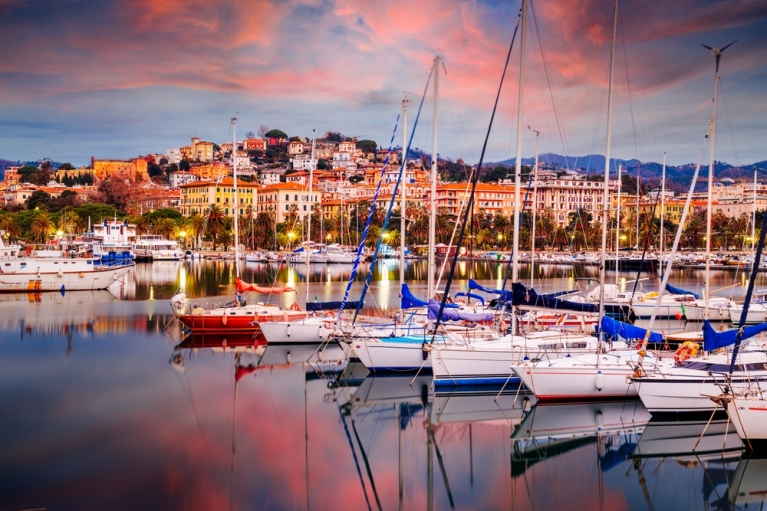 O porto de La Spezia ao pôr do sol