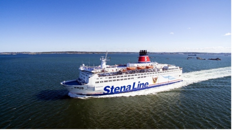 Balsa da Stena Line navegando no mar