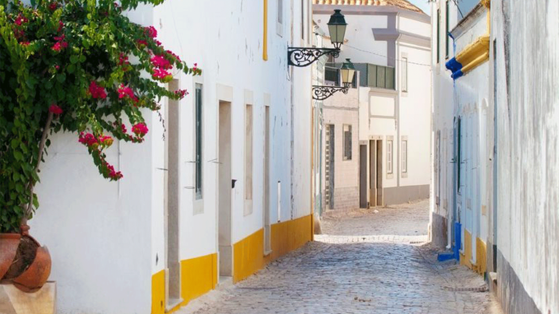 포르투갈 파루의 조용한 하얀색 골목길