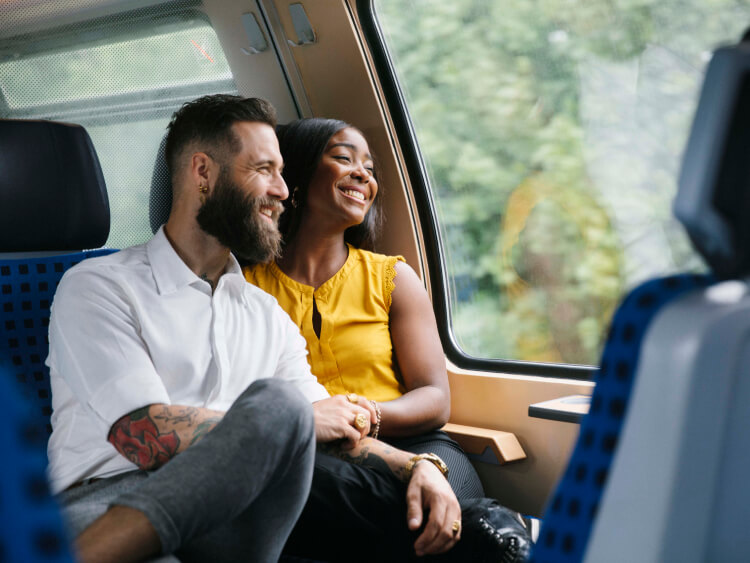 Casal em um trem em Berlim