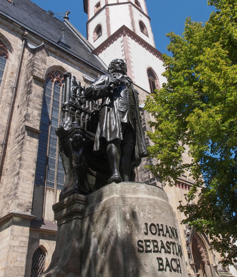 Monumento a Bach em frente à Igreja de São Tomás, em Leipzig (Alemanha) 