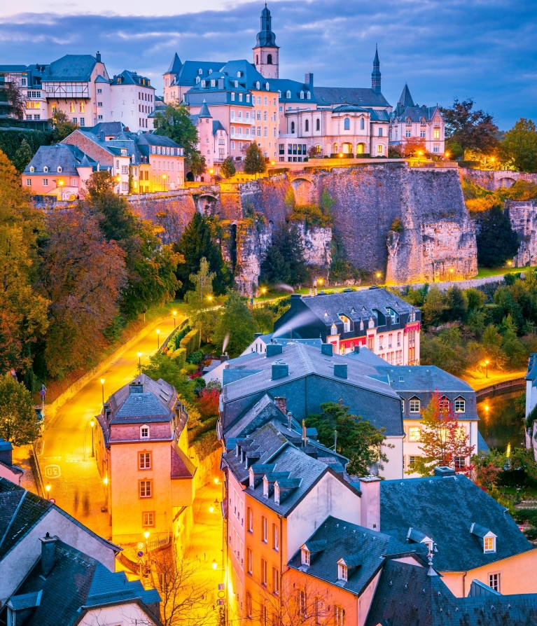 Foto aérea da Cidade de Luxemburgo no crepúsculo 