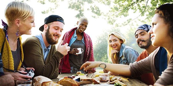 eatwith-group-of-friends-eating