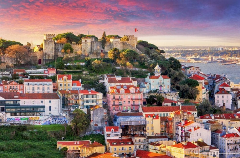 Castillo São Jorge con vista del antiguo distrito de Alfama en Lisboa.