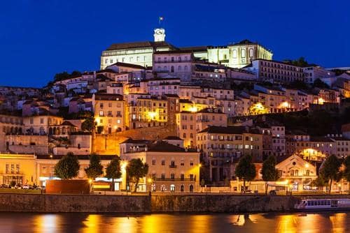 La Universidad de Coimbra, iluminada de noche