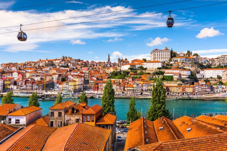 Uma vista panorâmica de Porto e do rio Douro