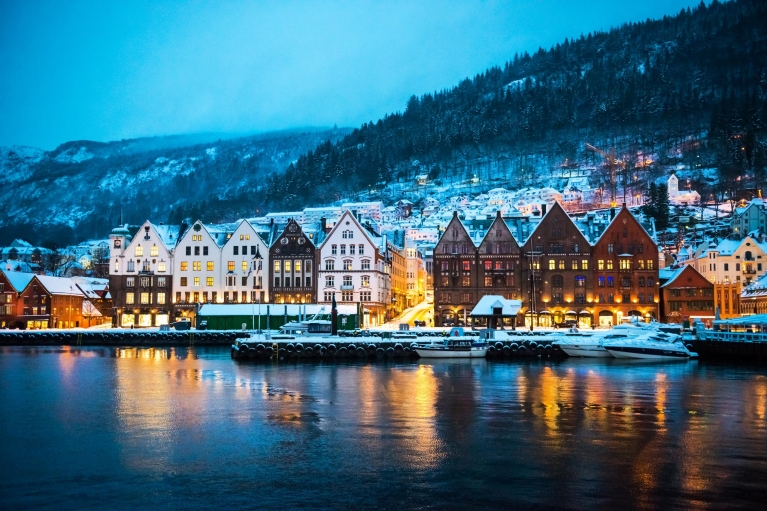 As casas de madeira de Bergen à noite