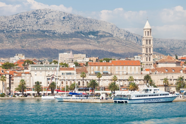 Vista à beira-mar de Split e das montanhas circundantes