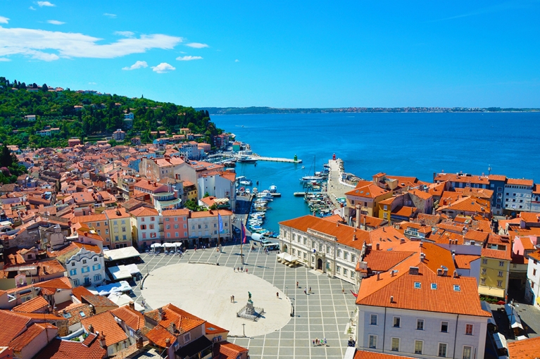 Vista aérea de Piran, Eslovênia, e do mar