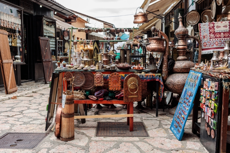 Bazar en Sarajevo, lleno de recuerdos tradicionales de cobre y otros artículos para comprar