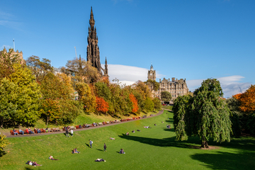 Princes Street Gardens com vista para o Monumento de Scott