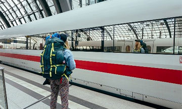 traveller-waiting-for-ICE-train