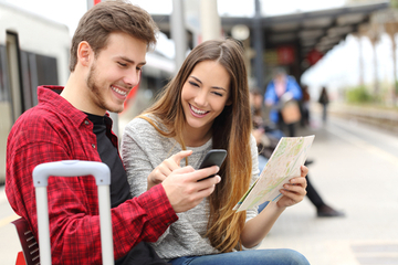 mobile-pass-couple-at-station