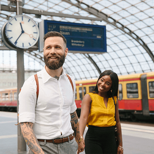 Casal esperando por um trem