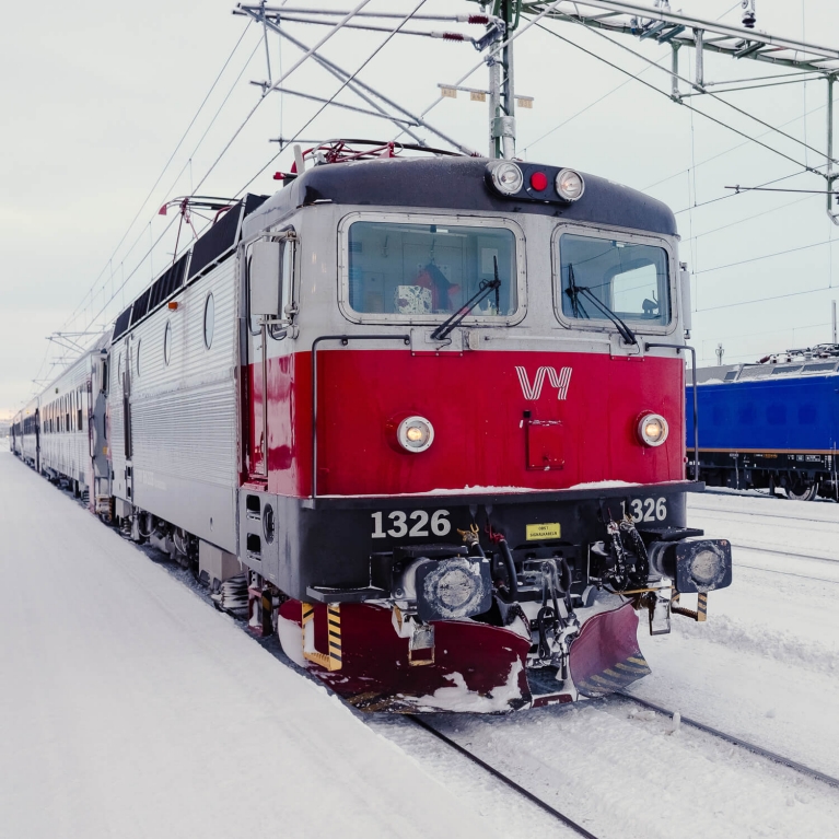 A locomotiva de trem que o levará para o norte da Suécia