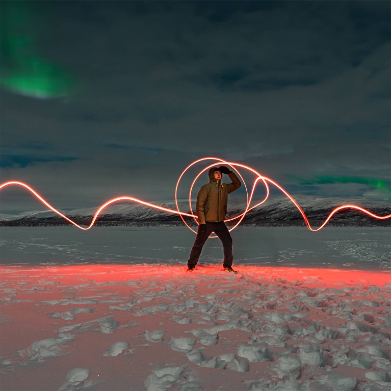 Cristian pintando con luz mientras espera las auroras boreales