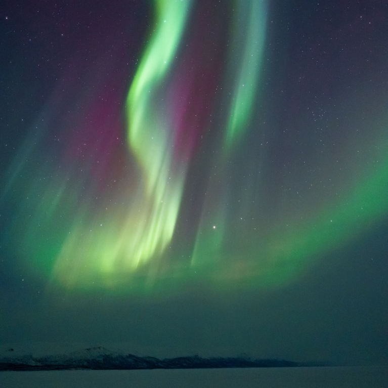 Las auroras verdes parpadean sobre Abisko, Suecia