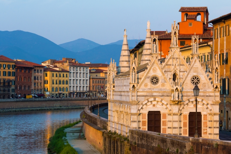 O rio Arno em Pisa ao pôr do sol 