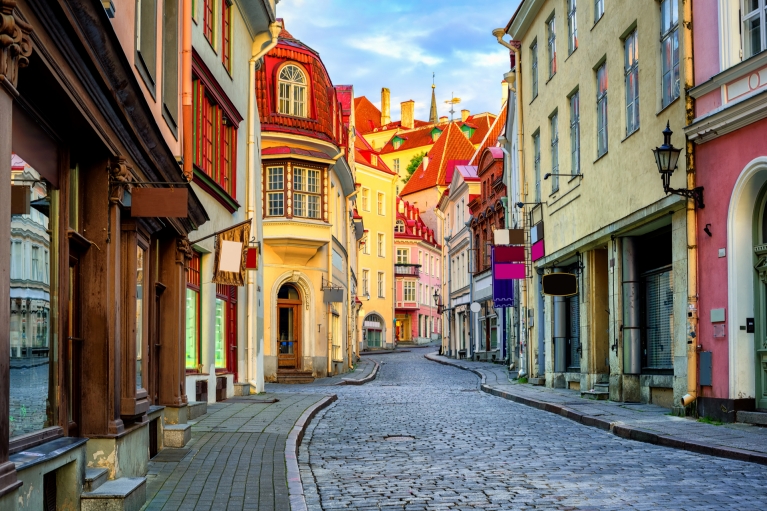 Uma rua em Tallinn, na Estônia, durante o pôr do sol